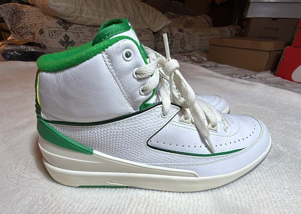 Air Jordan 2 Retro "Lucky Green"Style Code: DR8884-103Size: Men's 8.5Conditio